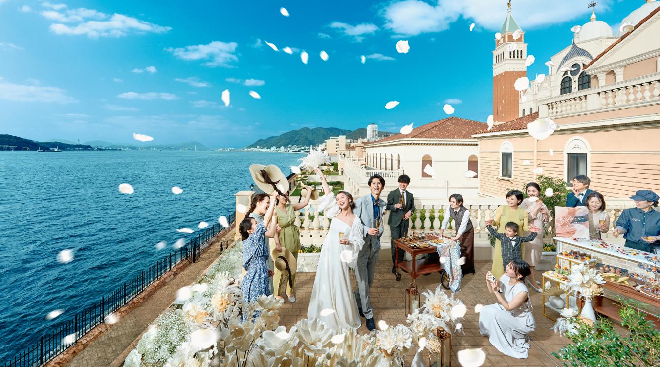 アモーレヴォレ サンマルコ(FIVESTAR WEDDING)。青空と海が重なり合う大パノラマに、新郎新婦も思わず感動。海外リゾートで結婚式を行っているような気分を味わえます