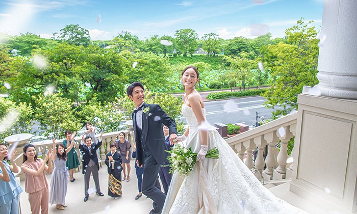 赤坂ル・アンジェ教会。演出・小物。挙式後は教会正面の大階段に祝福のフラワーシャワーが降り注ぎます