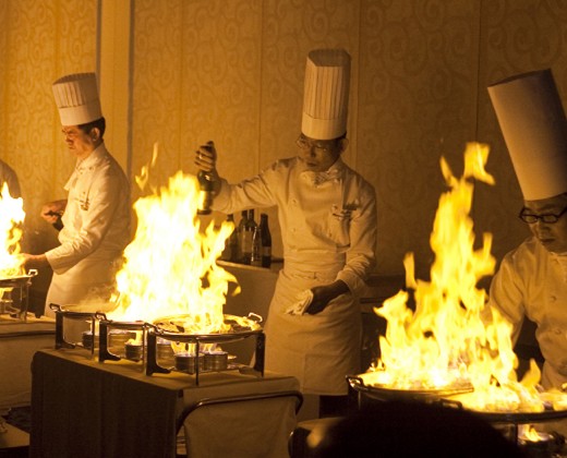 HOTEL NEW OTANI HAKATA(ホテルニューオータニ博多)。演出・小物。フライパンから上がる炎は迫力満点。音や香りも楽しめます