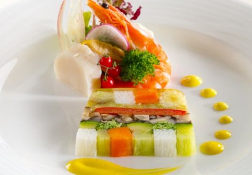 HOTEL NEW OTANI HAKATA(ホテルニューオータニ博多)。料理。多彩な食材を用いた色鮮やかな料理は、一枚の絵画のよう