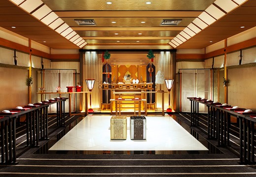 HOTEL NEW OTANI HAKATA(ホテルニューオータニ博多)。挙式会場。横笛の音色が響く神殿で執り行われるのは、伝統的な美しい神前式
