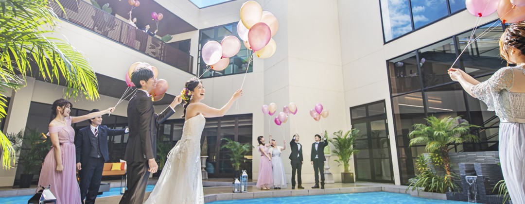 SHOHAKUEN HOTEL(松柏園ホテル)。演出・小物。プールサイドでゲストと楽しむ「バルーンリリース」。プールにバルーンを浮かべ、空へと舞い上がる「ドロップ&フライ」も人気