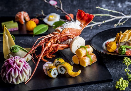 SHOHAKUEN HOTEL(松柏園ホテル)。料理。ハレの日に相応しい豪華な食材を用いた料理が並びます