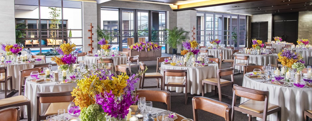 SHOHAKUEN HOTEL(松柏園ホテル)。披露宴会場。新館のバンケット『ザ・テラス』は、窓を開け放つとウォーターテラスと一体になり、開放的な空間が広がります