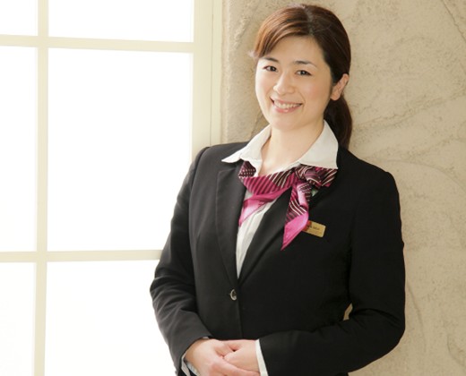 SHOHAKUEN HOTEL(松柏園ホテル)。スタッフ。やわらかな笑顔で二人の話を丁寧に聞いてくれるプランナー