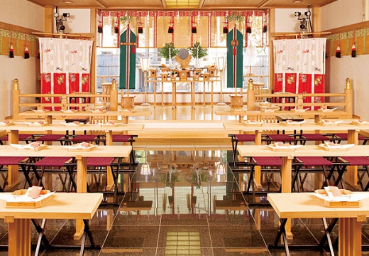 SHOHAKUEN HOTEL(松柏園ホテル)。挙式会場。磨かれた御影石の床に白無垢姿の花嫁が映える館内の神殿