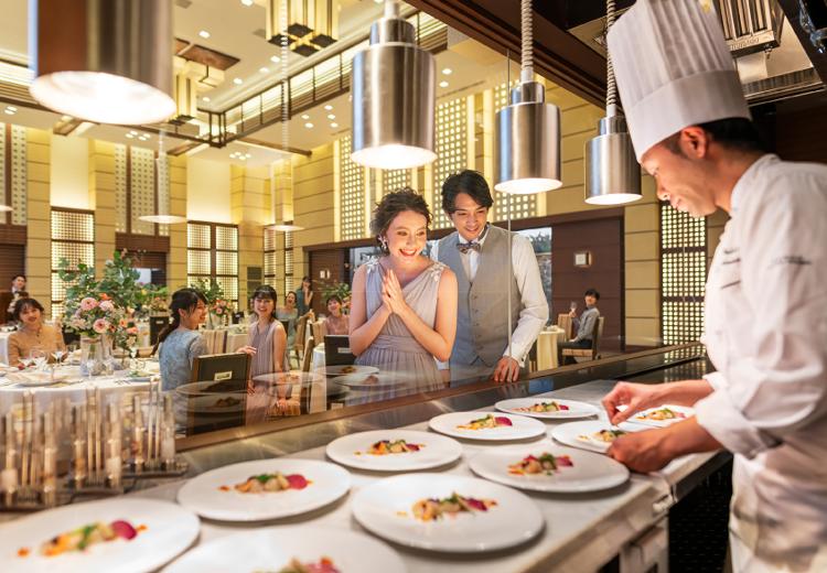 ノートルダム北九州(FIVESTAR WEDDING)。料理。シェフの調理する姿に料理への期待も高まるオープンキッチン