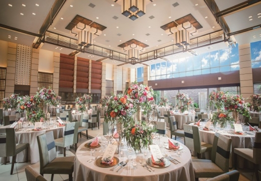 ノートルダム北九州(FIVESTAR WEDDING)。披露宴会場。リゾート感に満ちた開放的な会場は180名まで収容可能