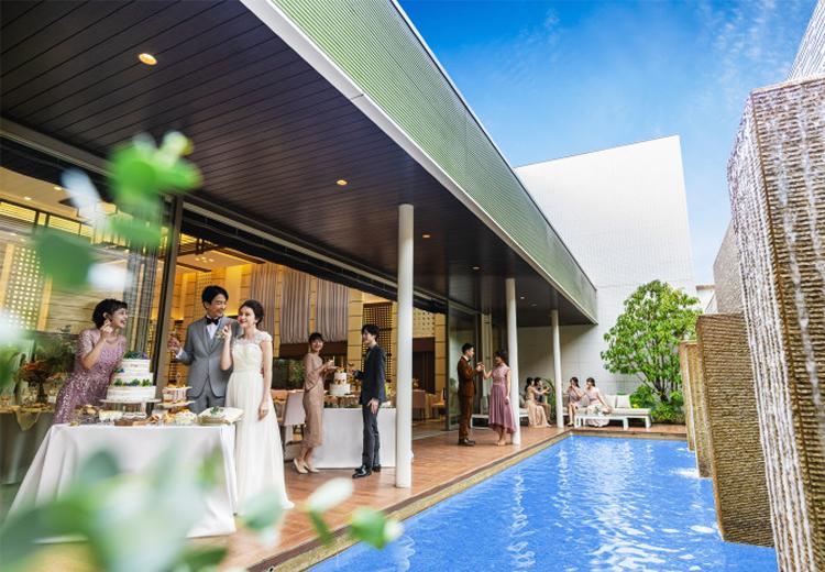 ノートルダム北九州(FIVESTAR WEDDING)。披露宴会場。併設のテラスには屋根が設けられ、天候を気にせず過ごせます