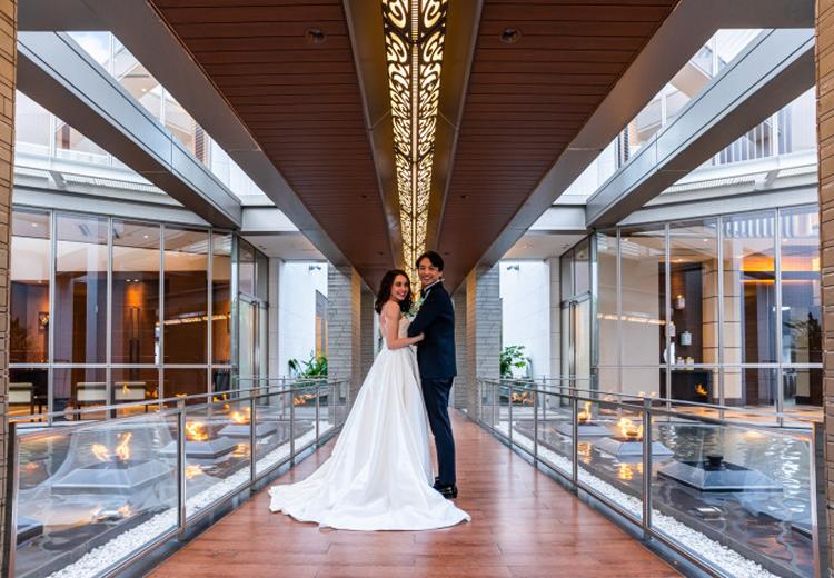 ノートルダム北九州(FIVESTAR WEDDING)。披露宴会場。会場まで続く炎と水に彩られたアプローチに気分も高まります
