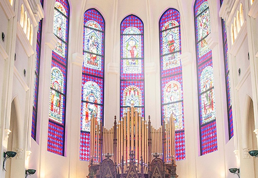 ノートルダム北九州(FIVESTAR WEDDING)。挙式会場。アンティークのステンドグラスが光を浴びて煌めきます