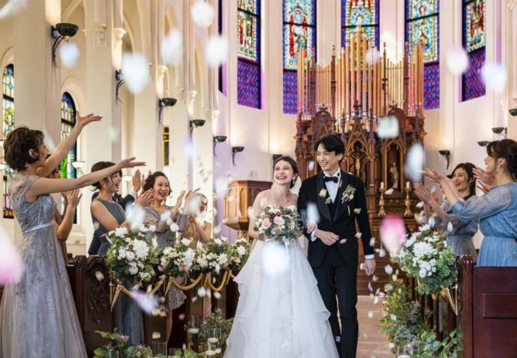 ノートルダム北九州(FIVESTAR WEDDING)。挙式会場。ゲストの祝福に包まれて、ふたりは新たな人生を歩みます