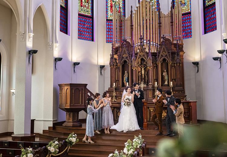 ノートルダム北九州(FIVESTAR WEDDING)。挙式会場。格式高い空間ながら温かなセレモニーを叶えられます