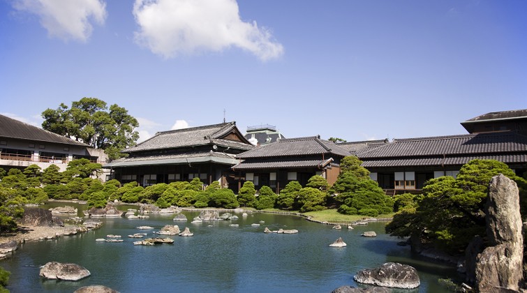 柳川藩主立花邸 御花。300年の歴史を持つ、国指定名勝の藩主邸。豊かな自然に囲まれた邸宅が、当時の面影そのままにふたりとゲストを歓迎します