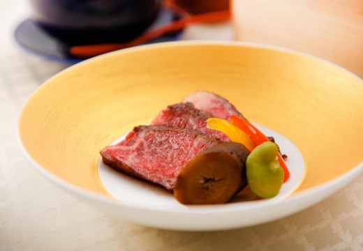 博多百年蔵（国登録有形文化財）。料理。肉料理のメニューも用意。食べやすい柔らかさで好評です