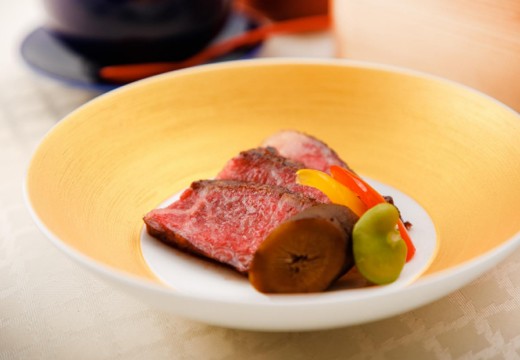 博多百年蔵(国登録有形文化財)。料理。肉料理のメニューも用意。食べやすい柔らかさで好評です