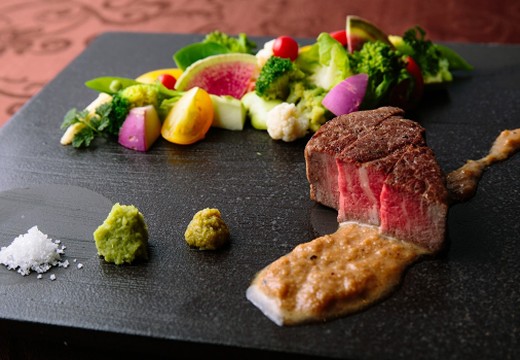 The Matirtha Suite(ザ・マティルタ スイート )。料理。味はもちろん彩り豊かで見た目も美しいメインの肉料理
