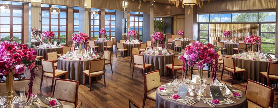 The Matirtha Suite(ザ・マティルタ スイート )。披露宴会場。高い天井と壁面に配された大きな窓が、開放感を演出する『THE SEASONS』。リゾート地にいるようなひと時を楽しめます