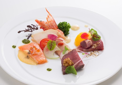 ホテルニュープラザ久留米。料理。素材本来の色味を活かした美しい盛り付けのオードブル