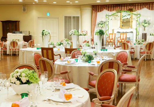 ホテルマリターレ創世 久留米。披露宴会場。装花やテーブルクロスで、二人らしさを表現できます