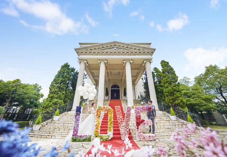 アーフェリーク迎賓館 小倉。壮麗な大階段が高級感漂う大人の結婚式を演出します