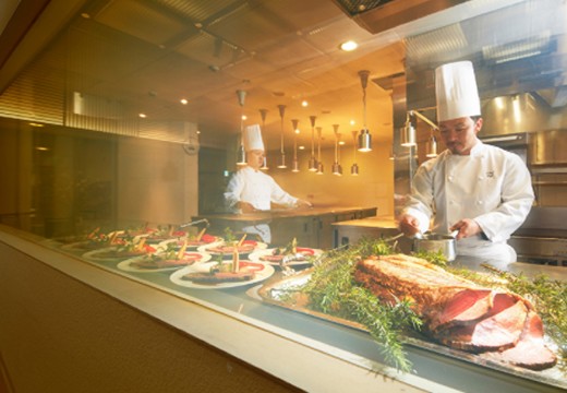 FUKUOKA TENJIN MONOLITH（福岡 天神モノリス）。料理。調理風景を眺めると、料理への期待も一層高まります