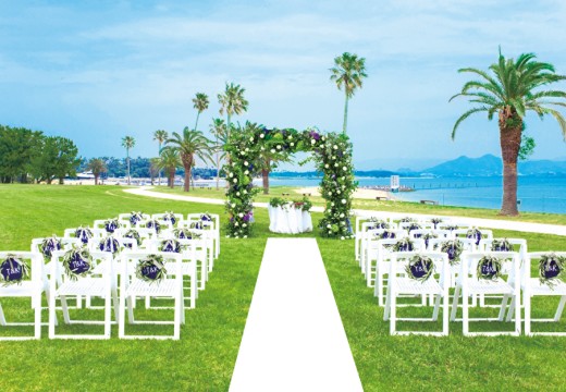 THE LUIGANS Spa & Resort（ザ・ルイガンズ スパ & リゾート）。青く爽やかな空と海、ガーデンの緑と愛らしい祭壇が挙式の舞台