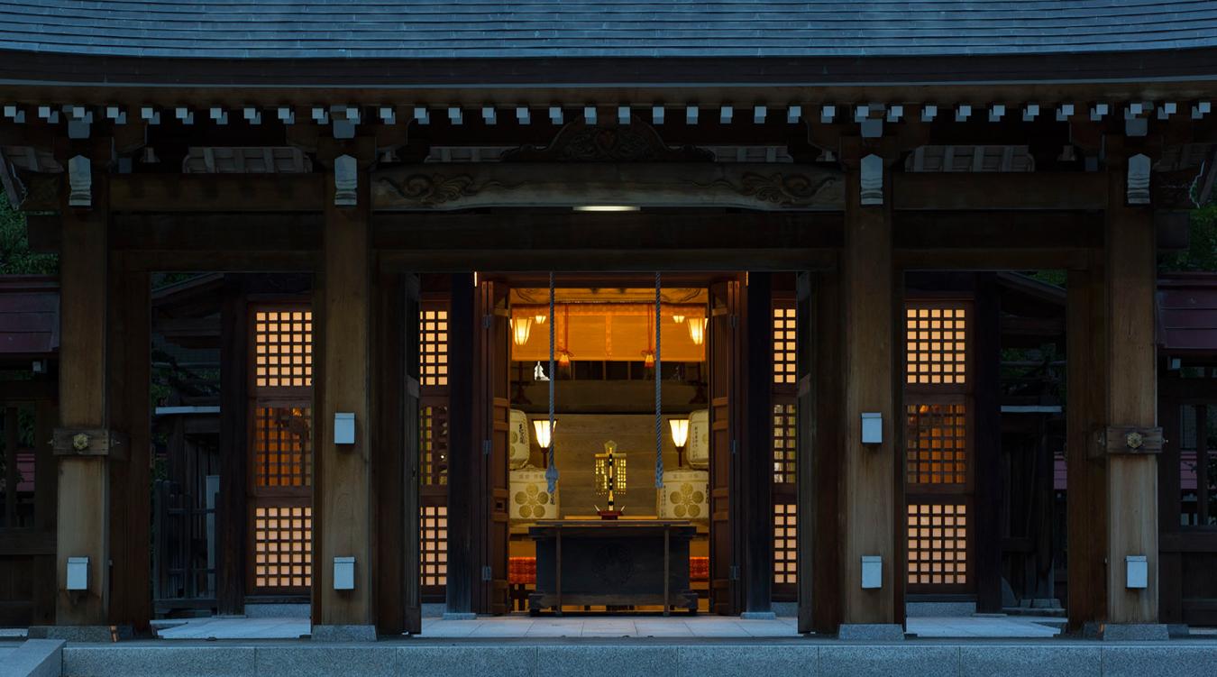 警固神社。人々を「警(いまし)め、固(まも)る」神様である『警固神社』。凛とした空気に包まれた御社殿で厳かな神前式を執り行えます