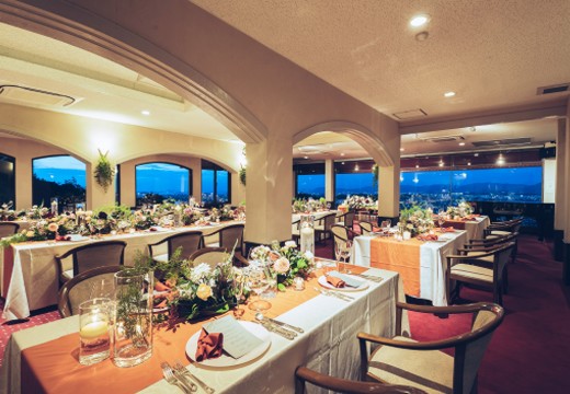 レストランMORI(レストランモリ)。披露宴会場。料理と景色を楽しみながらゲストと落ち着いた時間を過ごせます