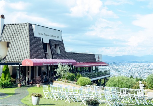 レストランMORI（レストランモリ）。挙式会場。福岡市内を一望できる高台に位置した絶好のロケーション