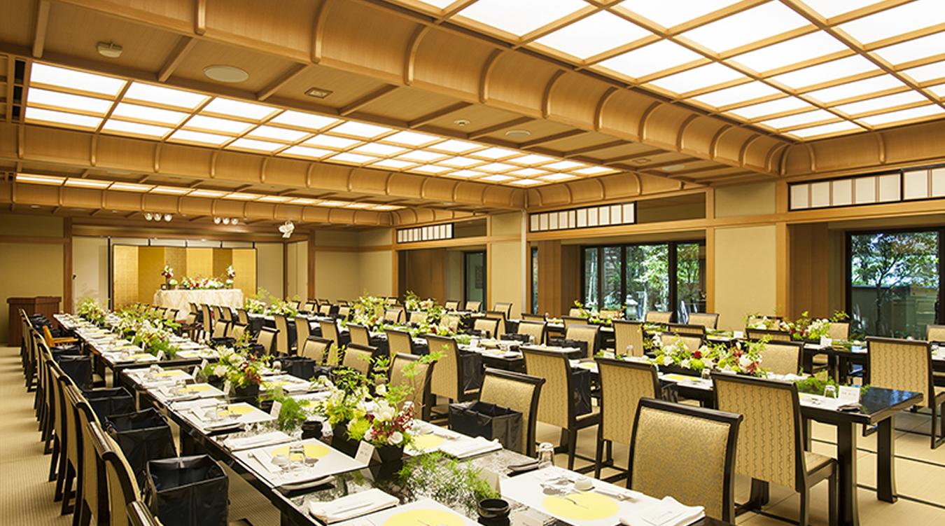 桜坂観山荘。合天井造りと美しい庭園が印象的な大広間。余興を行える舞台や控室もあり、ワンフロア貸切にしてゲストを招待できます