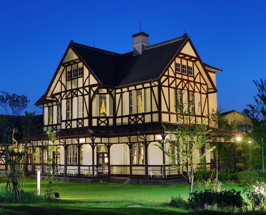 三井港倶楽部。アクセス・ロケーション。夜にはライトアップされ、幻想的な雰囲気に包まれます