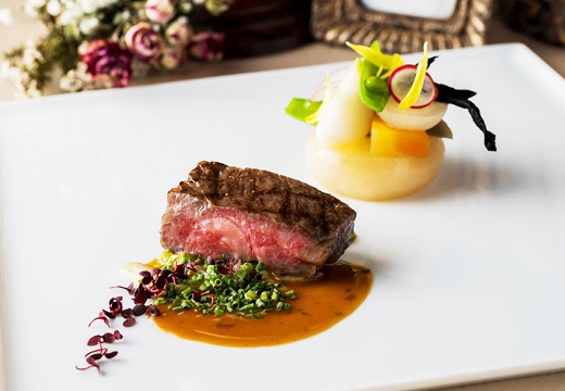 三井港倶楽部。料理。やわらかな食感と奥深い味わいを楽しめるメイン料理