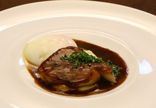 三井港倶楽部。料理。濃厚な味わいの「フォアグラのポワレ 男爵芋のピューレ」