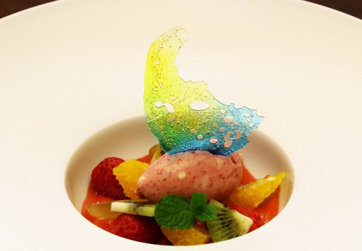 三井港倶楽部。料理。芸術品のように美しいデザートがコースの最後を飾ります