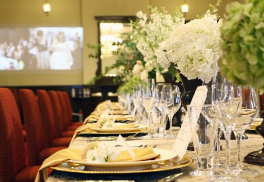 三井港倶楽部。披露宴会場。スクリーンを使って、感動的なムービー上映も可能です