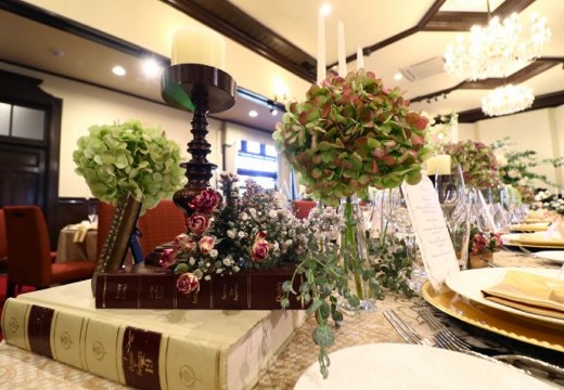 三井港倶楽部。披露宴会場。装花やテーブルコーディネートでふたりらしさを表現できます