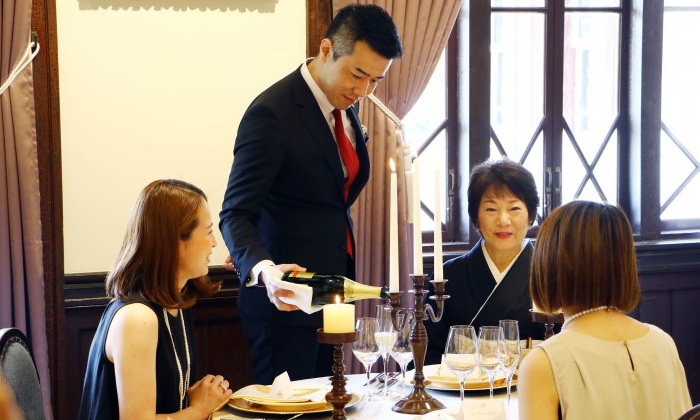 三井港倶楽部。スタッフ。当日は気遣いあふれる会場スタッフが、ゲストをもてなしてくれます