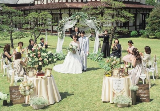 三井港倶楽部。挙式会場。緑溢れる爽やかなガーデンでの挙式は、さながら映画の一場面