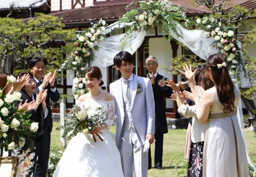 三井港倶楽部。挙式会場。青い空に花びらが舞う、華やかなフラワーシャワー