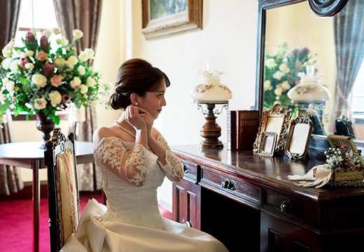 三井港倶楽部。挙式会場。アンティークな家具に囲まれてゆったり過ごせるブライズルーム