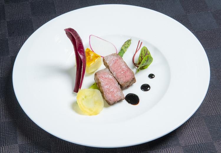 ALCAZAR AVVIO(アルカーサル アヴィオ)。料理。地元の旬の食材を使用したこだわりの料理が楽しめます