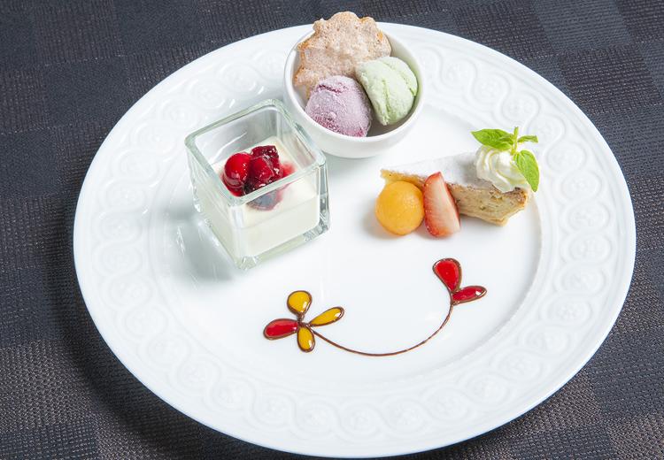 ALCAZAR AVVIO(アルカーサル アヴィオ)。料理。可愛らしい盛り付けのデザートがコースを締めくくります