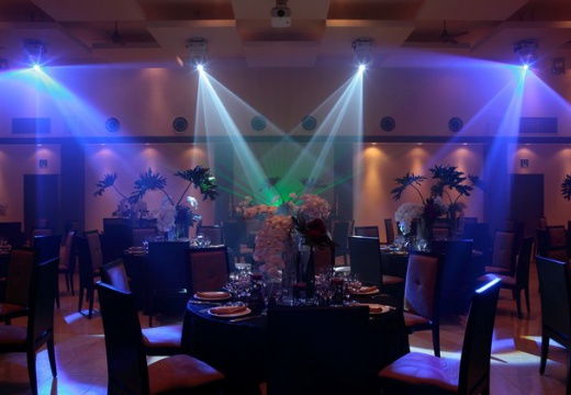 ALCAZAR AVVIO（アルカーサル アヴィオ）。披露宴会場。レーザーを使った照明でスタイリッシュな演出が可能