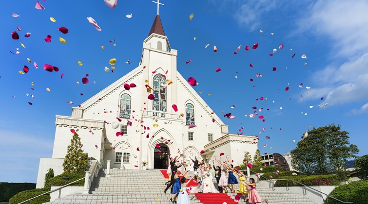 ベルクラシック小倉。チャペル前の大階段での祝福のフラワーシャワー。味はもちろん、見た目の美しさにもこだわりを感じられる婚礼料理