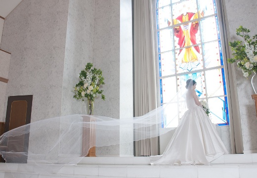 ベルクラシック小倉。挙式会場。純白のドレスに身を包んだ花嫁が美しく映える空間