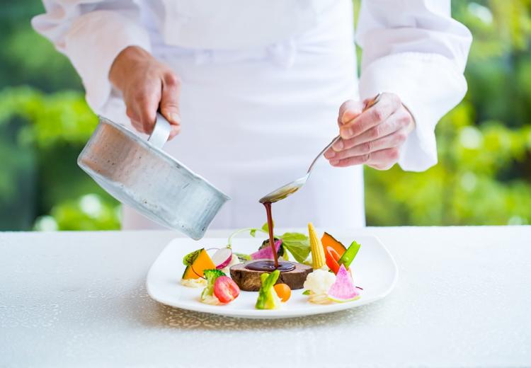 萃香園ホテル。料理。贅を尽くした華やかなメニューが揃うフランス料理