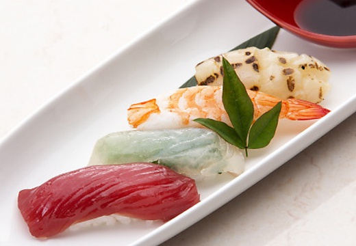 ハイネスホテル・久留米。料理。新鮮なネタを使ったにぎり寿司は、世代問わず人気のメニュー
