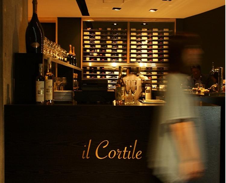 il Cortile（イルコルティーレ）。アクセス・ロケーション。約600本が並ぶワインセラーが圧巻のエントランス