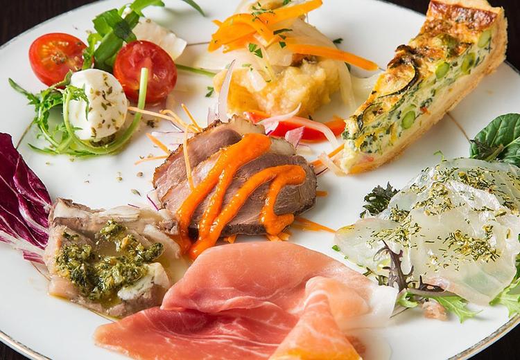 il Cortile（イルコルティーレ）。料理。フルコースはもちろんカジュアルなテーブルシェアにも対応